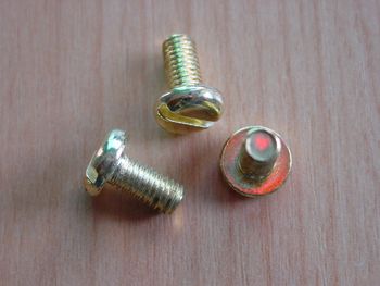 Flachkopfschraube