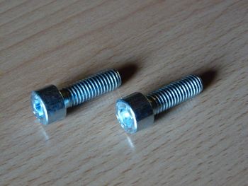 Cylinder head screw