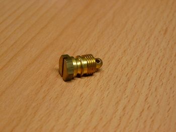 Tornillo de sujeción del tubo de ralentí