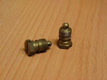 Tornillo de sujeción del tubo de ralentí