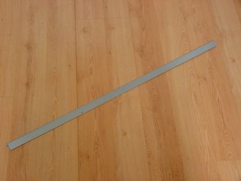 Retaining rail