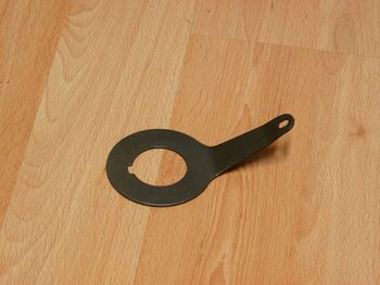 Resisting plate